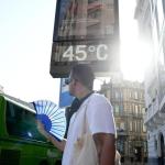 Un hombre se abanica en el centro de Bilbao durante la ola de calor.