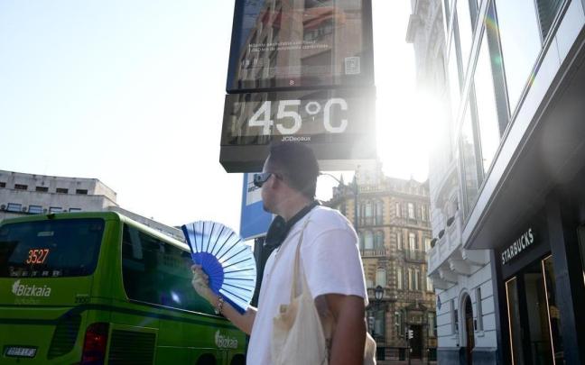Un hombre se abanica en el centro de Bilbao durante la ola de calor.