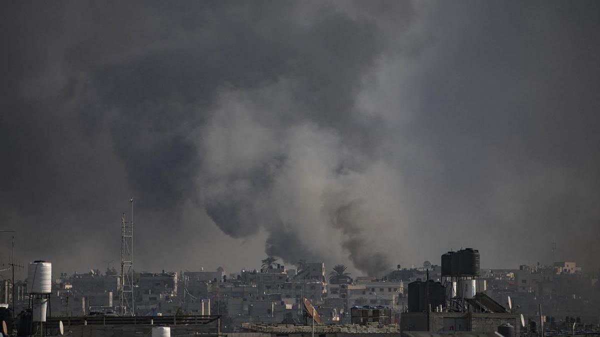 El humo se eleva tras los ataques aéreos israelíes en Khan Yunis, en el sur de la Franja de Gaza.