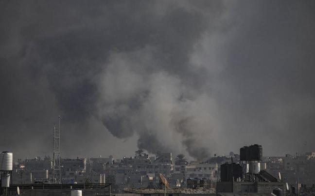 El humo se eleva tras los ataques aéreos israelíes en Khan Yunis, en el sur de la Franja de Gaza.