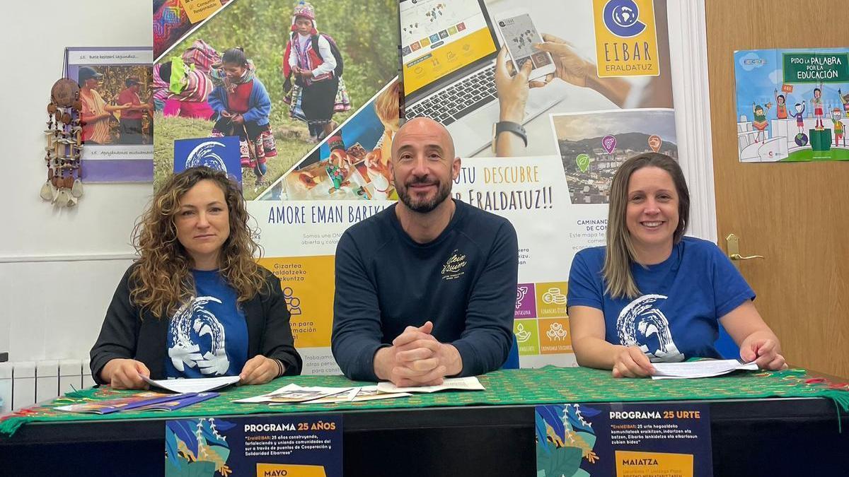 Lierni Fernandez, Jon Iraola y Marta Ferreiro, durante la presentación del programa del 25 aniversario de Egoaizia