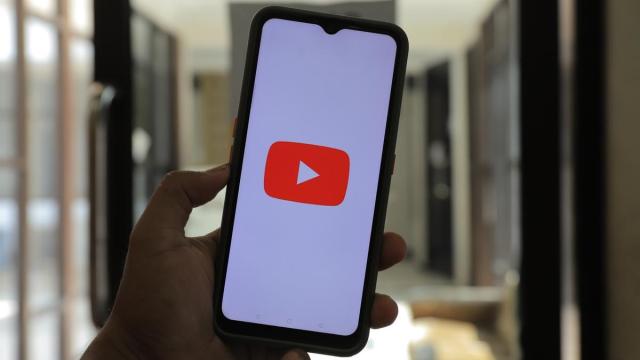 Un móvil con el icono de Youtube.