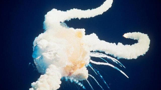 Momento de la explosión del transbordador Challenger a los 73 segundos de despegar de Cabo Cañaveral.