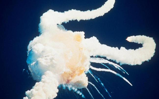 Momento de la explosión del transbordador Challenger a los 73 segundos de despegar de Cabo Cañaveral.