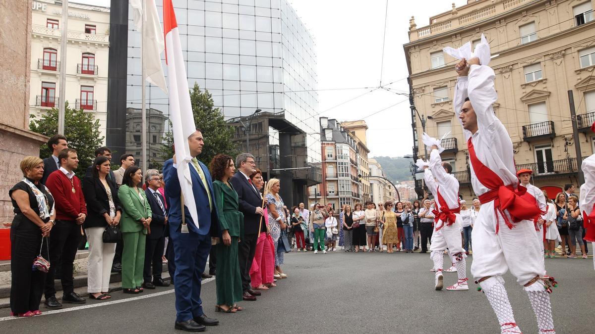 La nueva corporación ha participado en el homenaje al fundador de Bilbao
