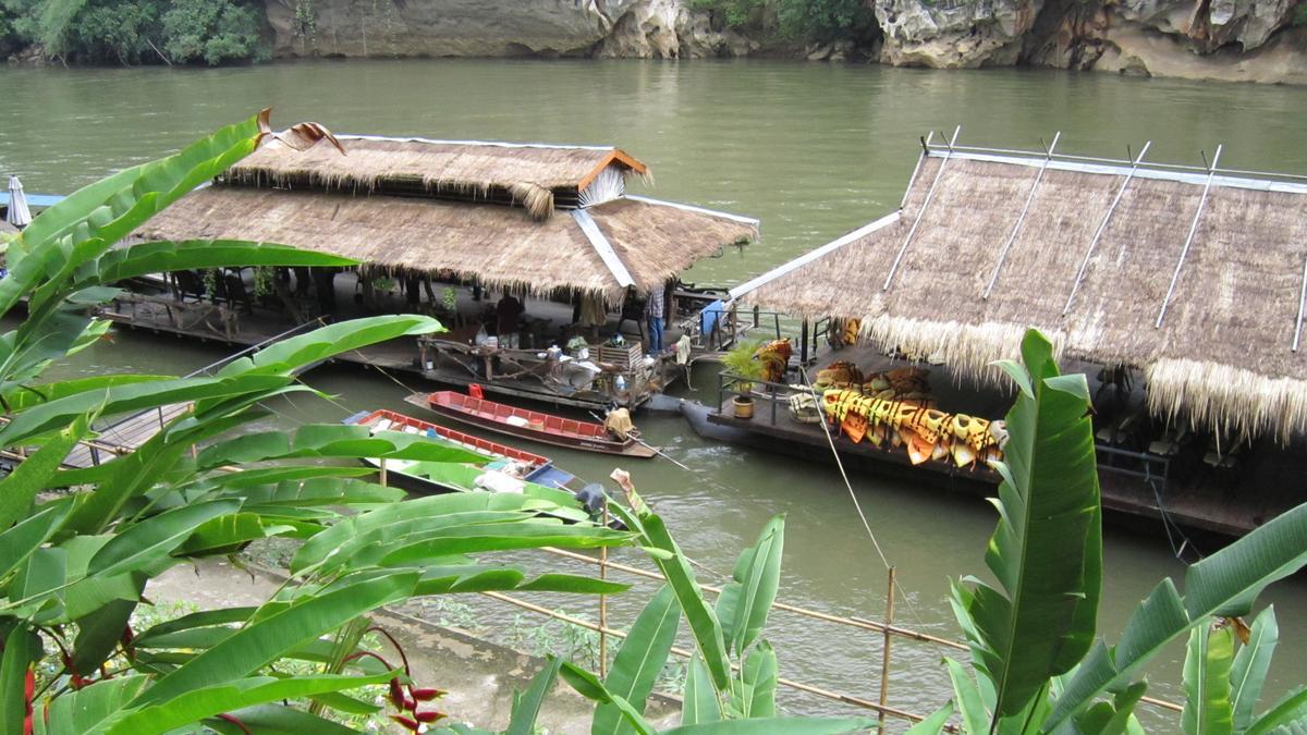 Restaurantes flotantes y empresas de alquileres de barcas.