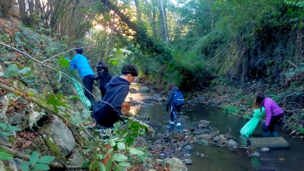 Limpieza del río en auzolan.