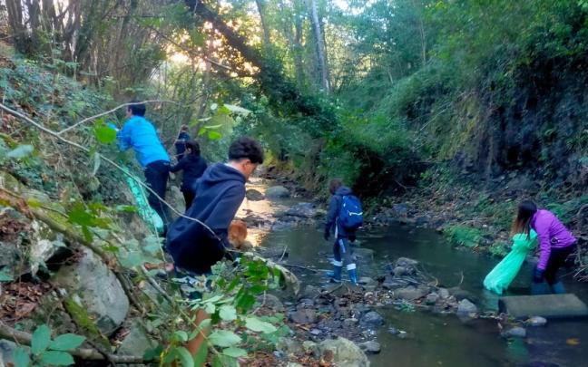 Limpieza del río en auzolan.