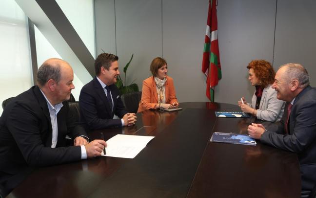 La reunión entre el consejero de Industria, Transición Energética y Sostenibilidad del Gobierno vasco, Mikel Jauregi, y la presidenta de Konfekoop, Rosa Lavín.