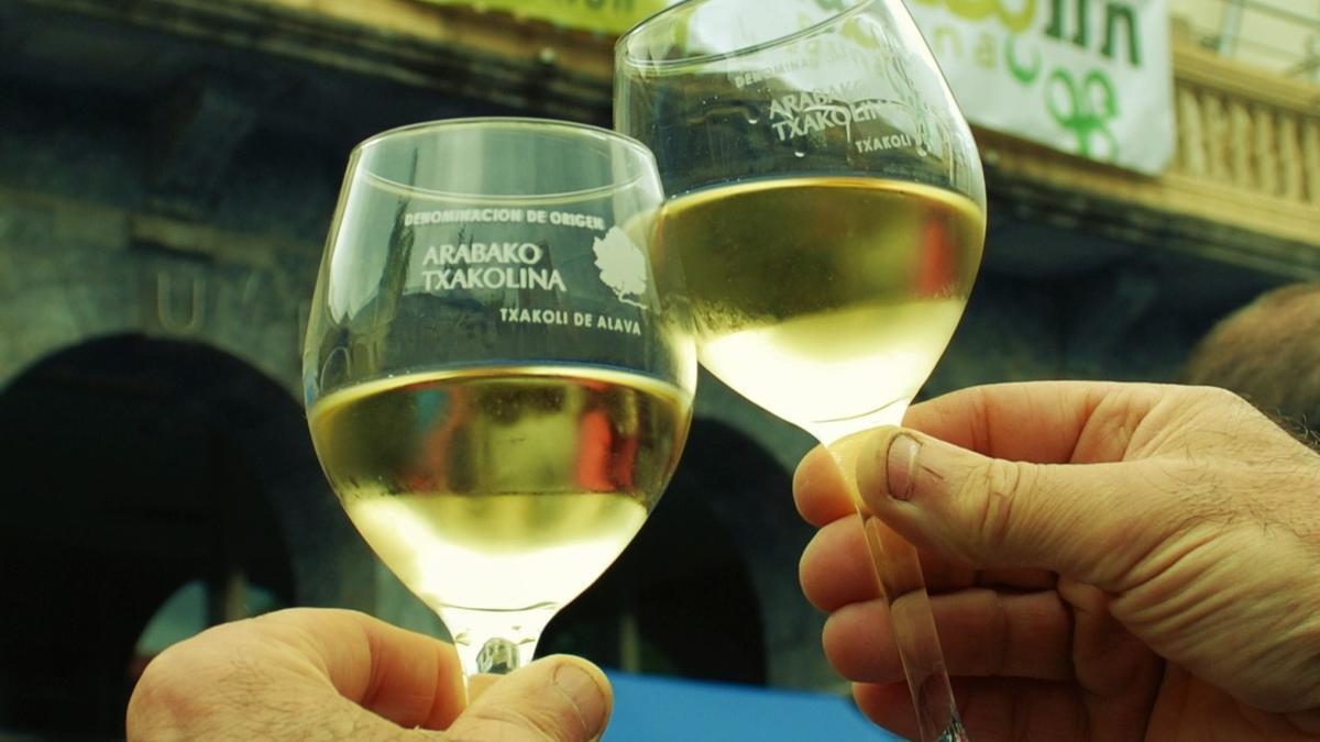 Brindis con copas de txakoli alavés