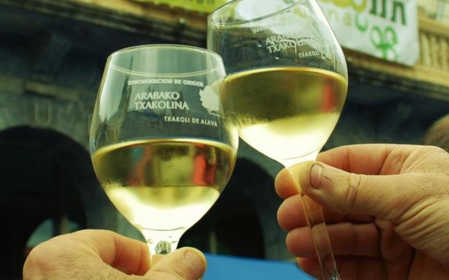 Brindis con copas de txakoli alavés