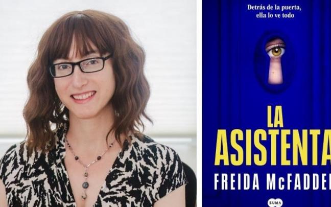Freida McFadden, junto a un ejemplar de 'La asistenta'.