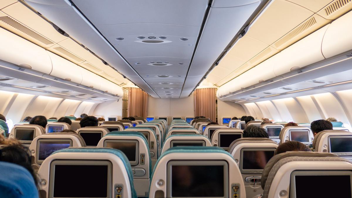 Los asientos para los pasajeros de un avión.