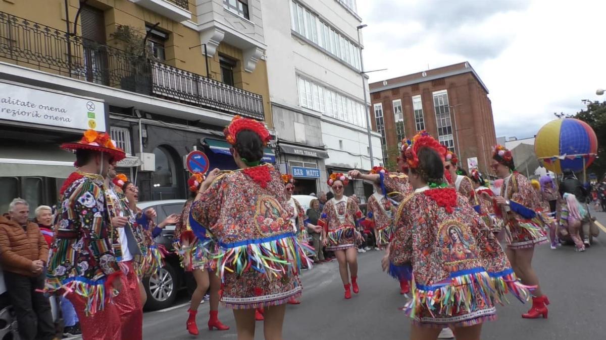Desfile de comparsas en Trintxerpe.