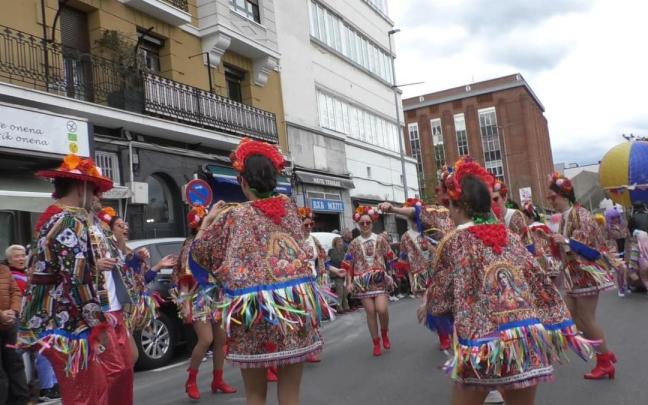 Desfile de comparsas en Trintxerpe.
