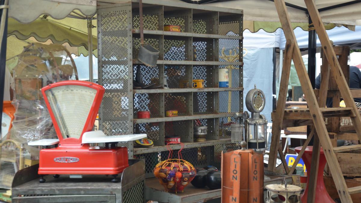 Curiosidades y antigüedades se mezclan estos mercados.