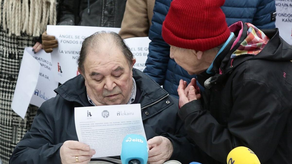 Ángel Miguel Medrano, el vecino de Irun de 80 años amenazado de desahucio, junto a Rosa García, portavoz de Stop Desahucios, durante la concentración frente al Banco Sabadell.