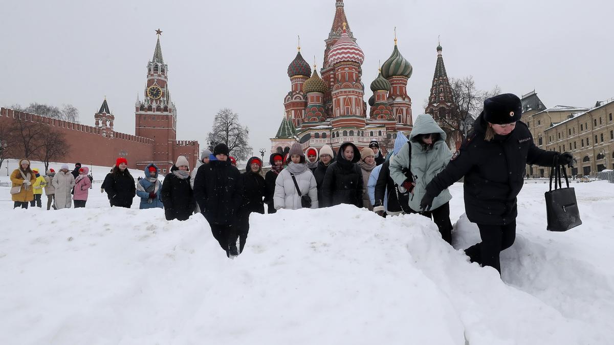 Una intensa nevada cubre Moscú y pone al borde del colapso el transporte de la capital rusa