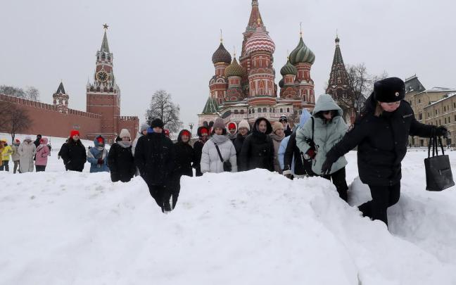 Una intensa nevada cubre Moscú y pone al borde del colapso el transporte de la capital rusa / EFE Una intensa nevada cubre Moscú y pone al borde del colapso el transporte de la capital rusa