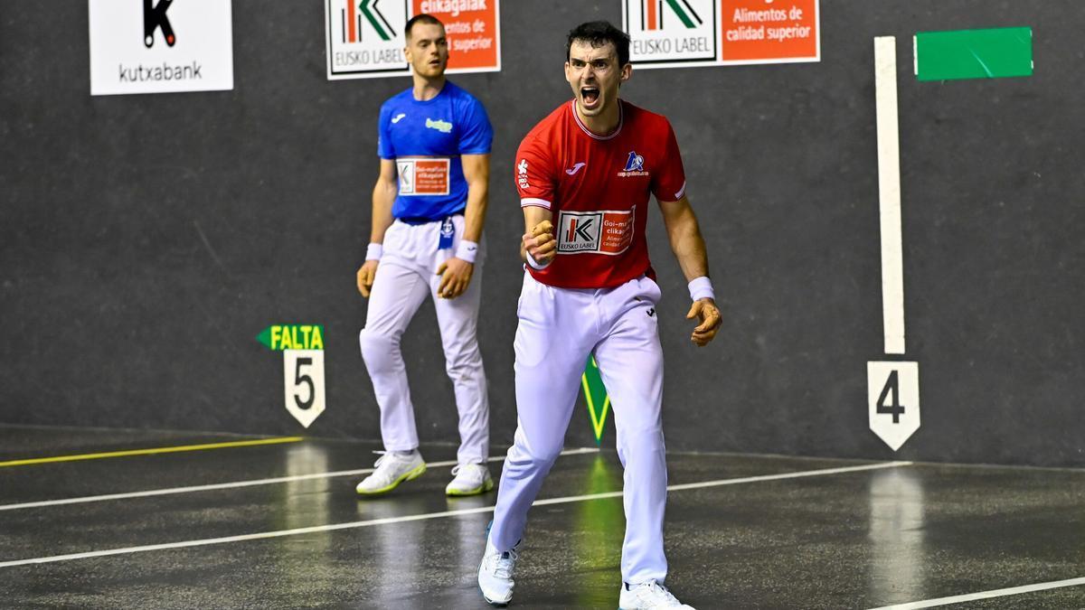Jokin Altuna vence a Unai Laso en la segunda jornada de la liguilla de cuartos de final del Cuatro y Medio en el frontón Atano III de Donostia.