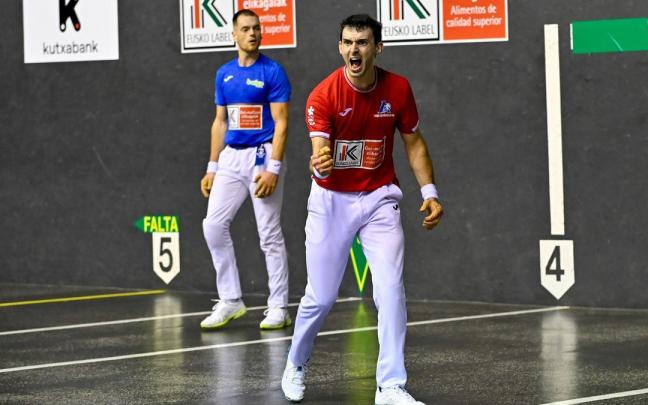 Jokin Altuna vence a Unai Laso en la segunda jornada de la liguilla de cuartos de final del Cuatro y Medio en el frontón Atano III de Donostia.