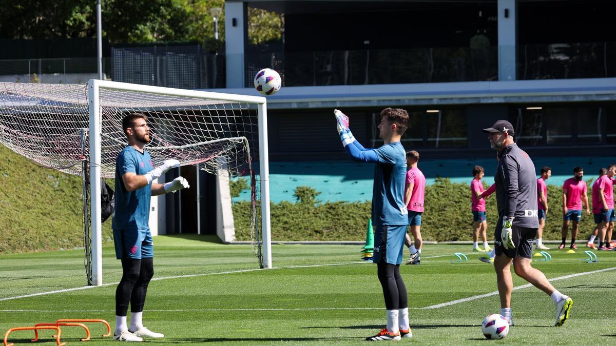 Unai Simón y Julen Agirrezabala durante un entrenamiento en Lezama. / PANKRA NIETO
