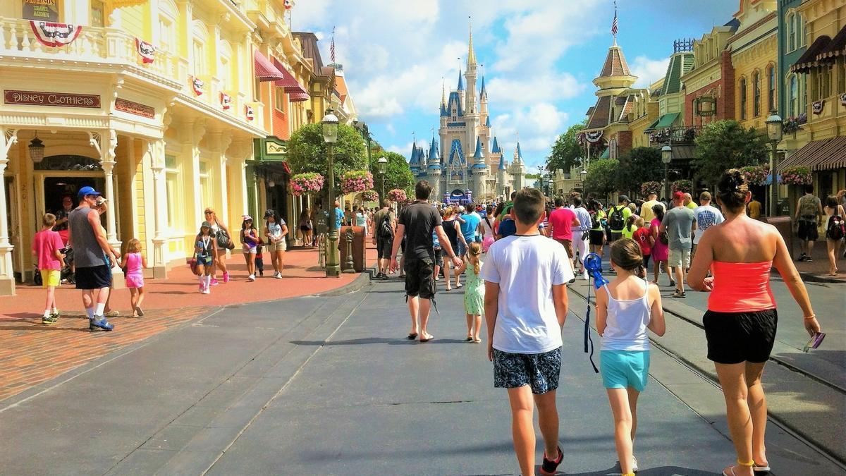 Personas paseando en Walt Disney World