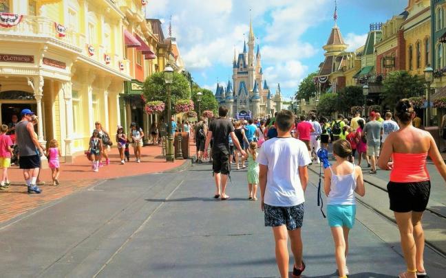 Personas paseando en Walt Disney World Personas paseando en Walt Disney World