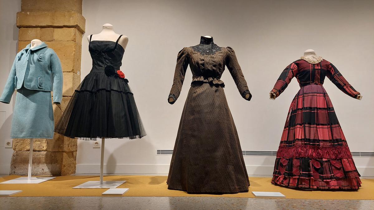 Varias de las indumentarias de la muestra.