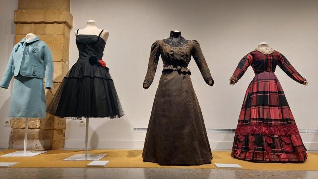 Varias de las indumentarias de la muestra.