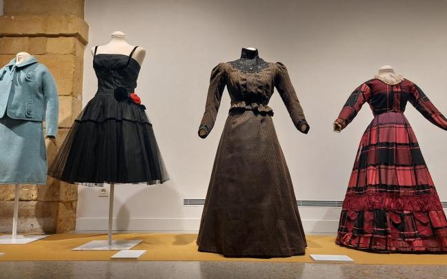 Varias de las indumentarias de la muestra.