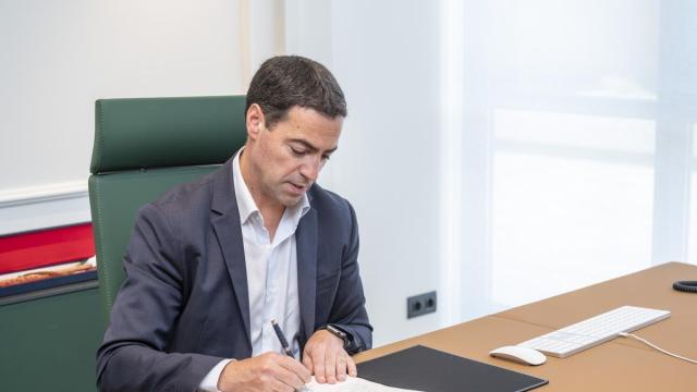 El lehendakari Imanol Pradales firma los Decretos de nombramiento de los consejeros y consejeras de su Gobierno.