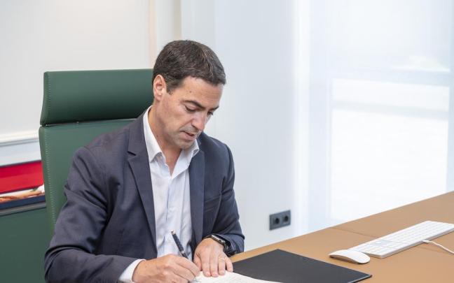 El lehendakari Imanol Pradales firma los Decretos de nombramiento de los consejeros y consejeras de su Gobierno.