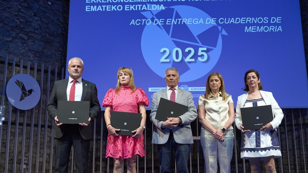 La consejera de Justicia y Derechos Humanos, Maria Jesús San José, junto a familiares de víctimas del terrorismo durante el acto de entrega de los 'Cuadernos de Memoria y Reconocimiento'.