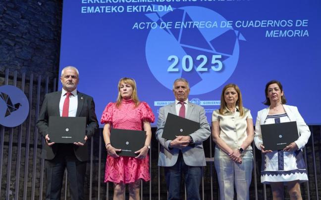 La consejera de Justicia y Derechos Humanos, Maria Jesús San José, junto a familiares de víctimas del terrorismo durante el acto de entrega de los 'Cuadernos de Memoria y Reconocimiento'.