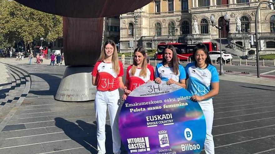 Las cuatro finalistas posan con el Ayuntamiento de Bilbao al fondo.