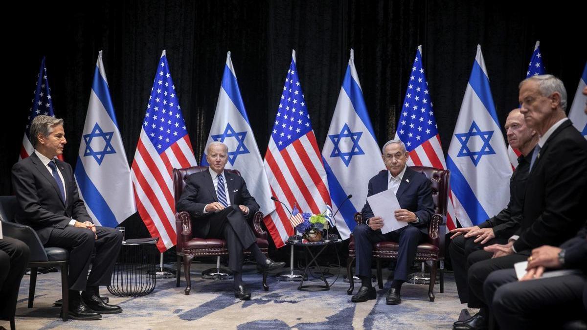 Imagen de la primera reunión que mantuvieron Blinken y Biden con Netanyahu y su equipo en Tel Aviv.