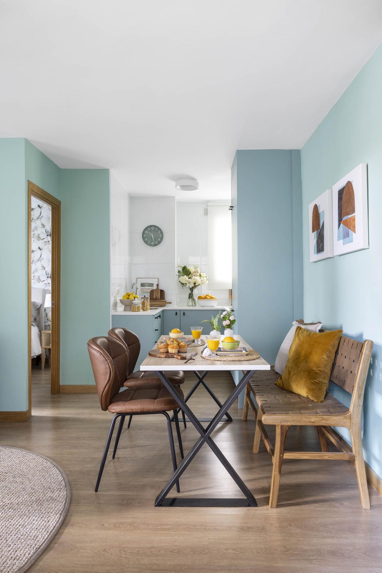 La zona de comedor, muy bien conectada con la cocina.