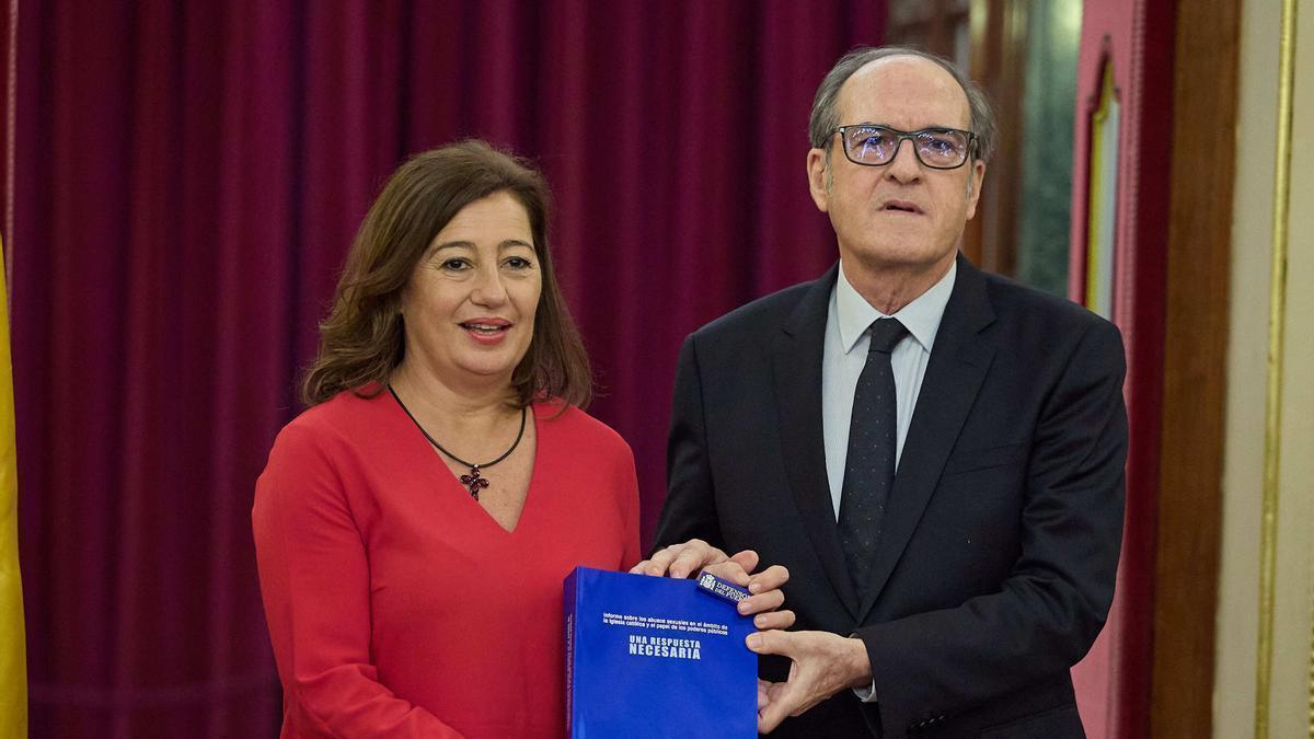 El Defensor del Pueblo, Ángel Gabilondo, y la presidenta del Congreso de los Diputados, Francina Armengol, posan durante el acto de presentación del informe del Defensor del Pueblo sobre denuncias por abusos sexuales en el ámbito de la Igle