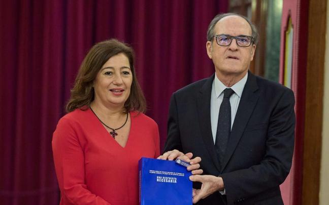 El Defensor del Pueblo, Ángel Gabilondo, y la presidenta del Congreso de los Diputados, Francina Armengol, posan durante el acto de presentación del informe del Defensor del Pueblo sobre denuncias por abusos sexuales en el ámbito de la Igle