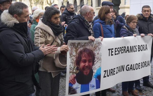 En la imagen el hermano del desaparecido, Sergio Lázaro (i) / EFE En la imagen el hermano del desaparecido, Sergio Lázaro (i)