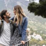 Pareja sonriente disfruta de un fin de semana romántico.