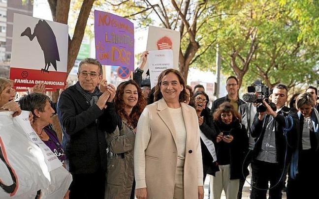 La alcaldesa de Barcelona, Ada Colau, ayer a la salida de los juzgados. | FOTO: E. P.
