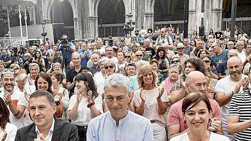 Arnaldo Otegi, Oskar Matute y Jasone Agirre. | FOTO: EUROPA PRESS