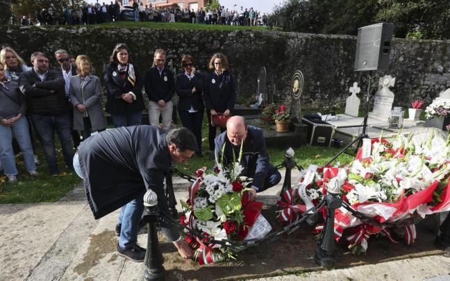 El presidente del EBB del PNV, Andoni Ortuzar, y el lehendakari Pradales, ante la tumba de Sabino Arana