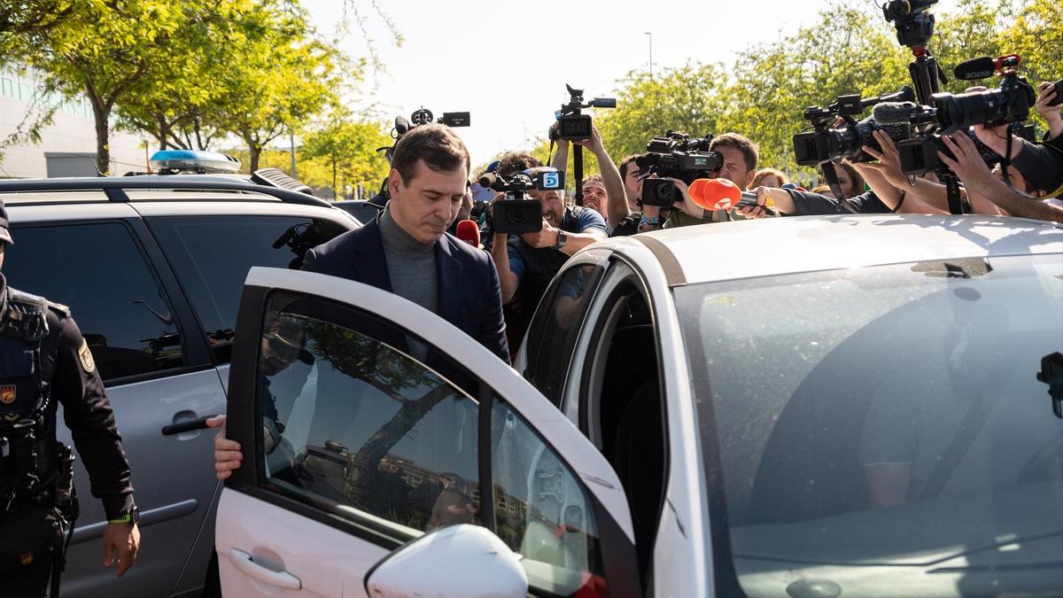 El hermano de Pedro Sánchez, David Sánchez, sale tras declarar en calidad de investigado en el Juzgado de Instrucción número 3 de Badajoz, a 25 de abril de 2025, en Badajoz.