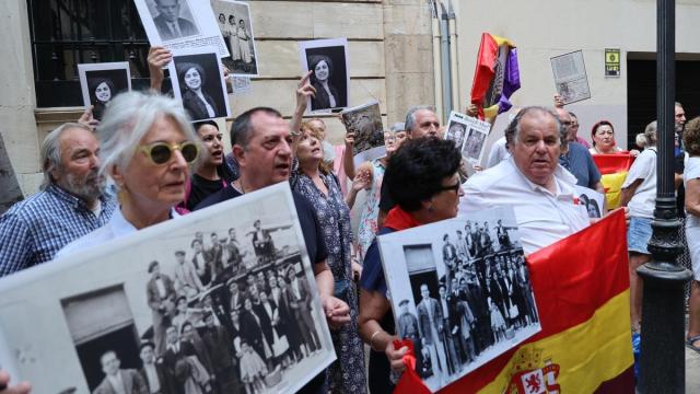 Imagen de una concentración de familiares represaliados por el franquismo.