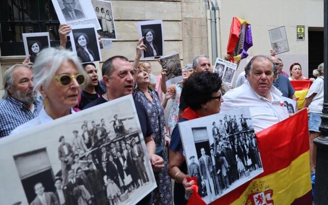 Imagen de una concentración de familiares represaliados por el franquismo.