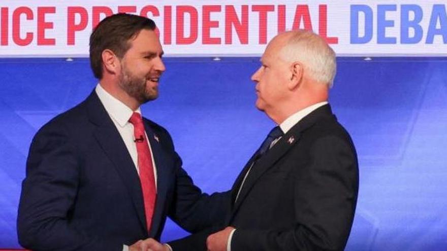 El candidato a vicepresidente demócrata, Tim Walz, y el republicano, JD Vance, se saludan al inicio del debate.