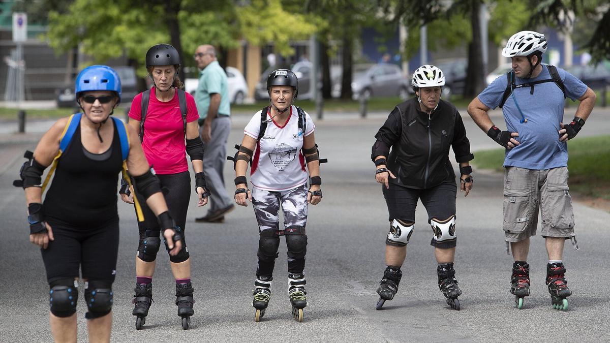 Participantes en un curso para mejorar sus prestaciones con los patines.